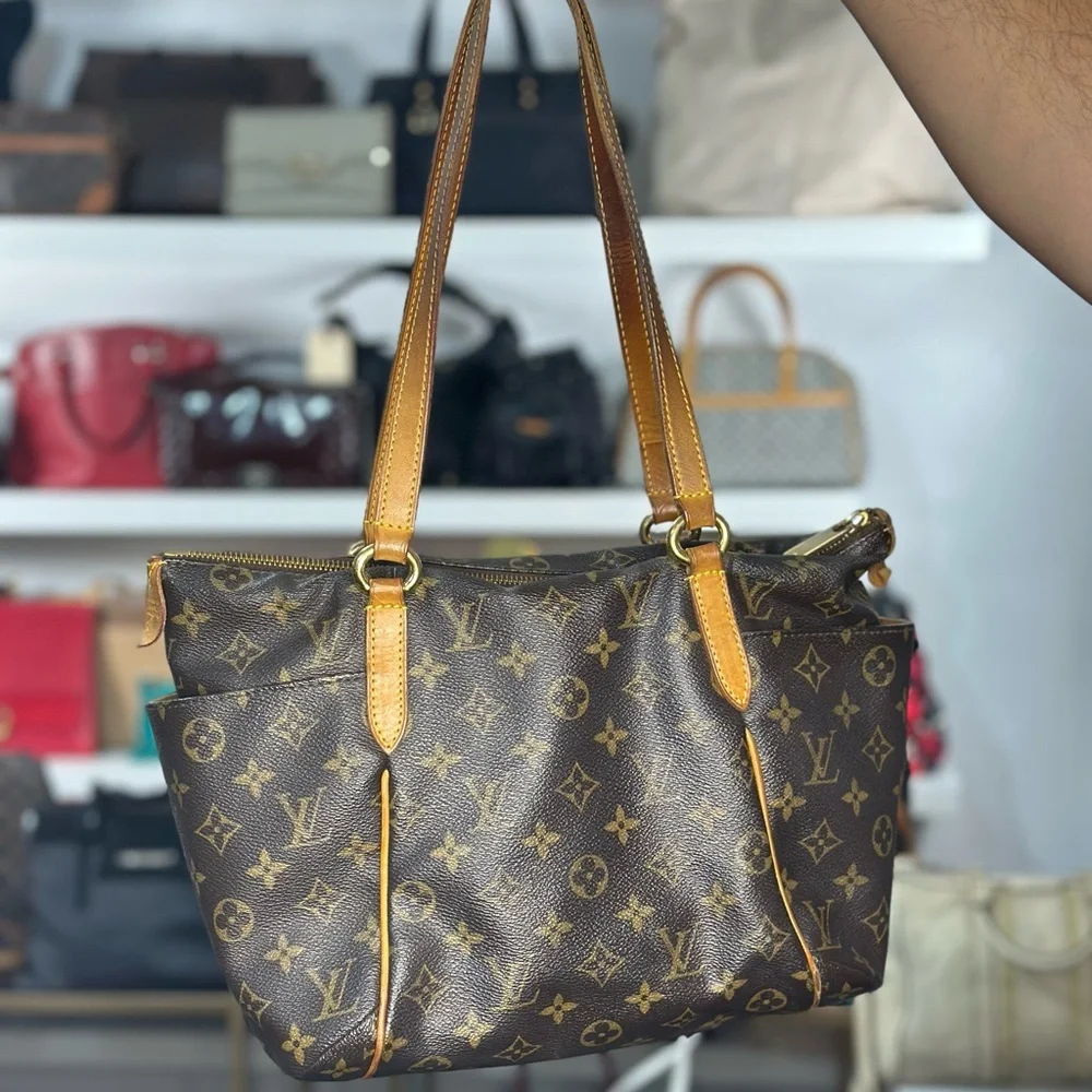 LV MONOGRAM ZIP TOTE (FLAWS)